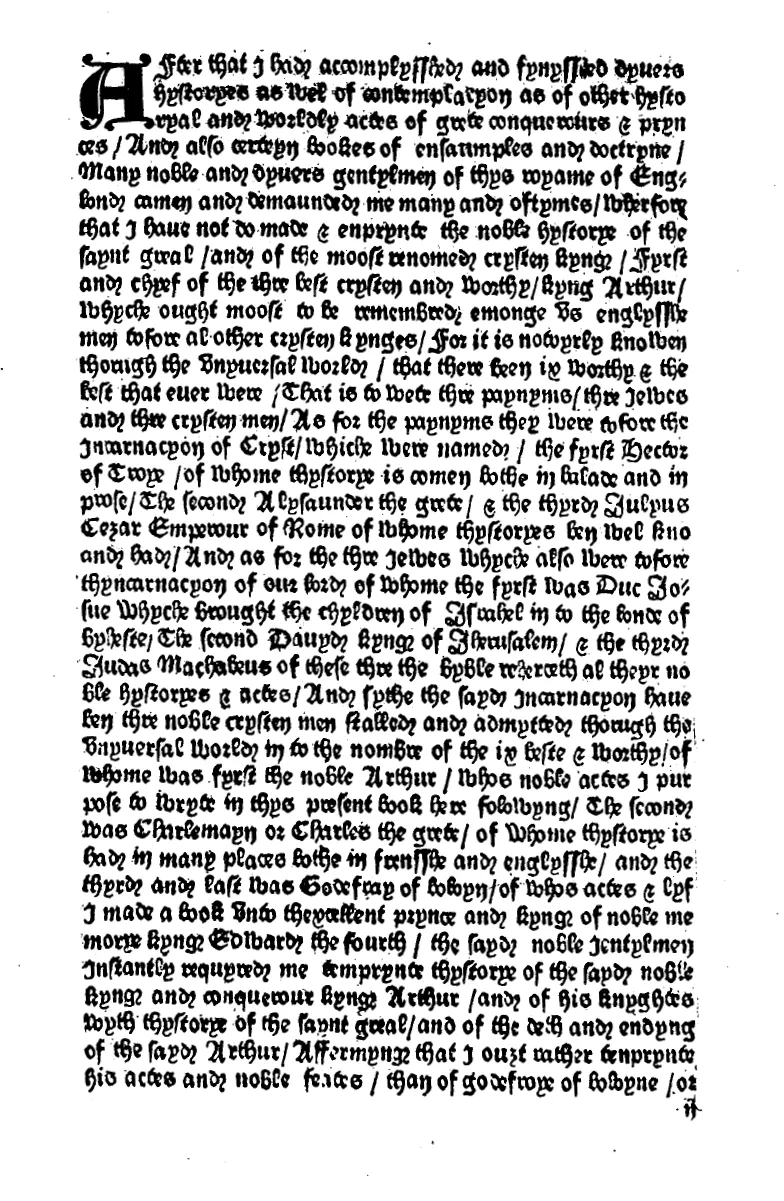 Primeira página da edição de William Caxton de Le Morte Darthur, de 1485, em letra gótica com uma inicial ornamentada