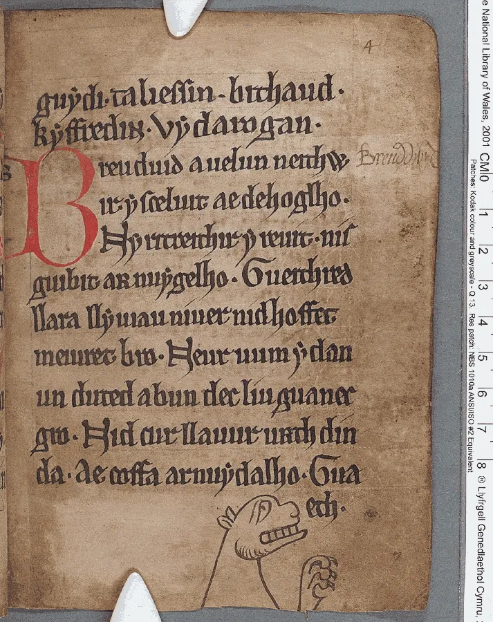 Página do Livro Negro de Carmarthen com versos em galês, uma inicial vermelha e um desenho de animal na margem inferior